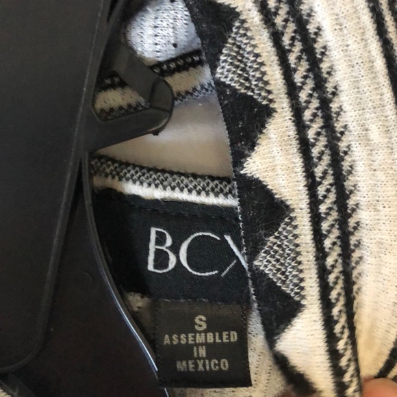 🪷 5/$10 🪷 BCX - beautiful stripe top - Picture 2 of 3